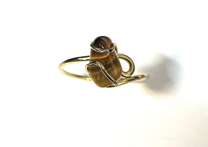 BAGUE MODERNISTE en métal doré ajouré retenant...