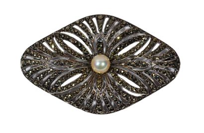 BROCHE en argent de forme losangique centrée...