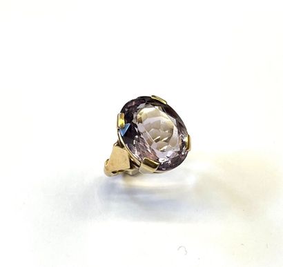 Importante bague en or jaune 18 K (750/oo)...