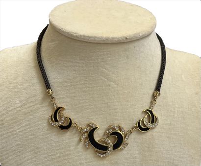 Henry à la Pensée (années 1950)

Collier...