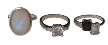 Lot de trois bagues en argent sertie de pierres...