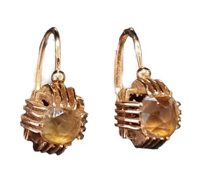 Paire de dormeuses en or jaune 18 K (750/oo)...