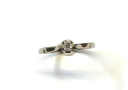 BAGUE en or gris 18K (750/1000e) sertie d'un...