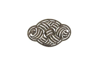 BROCHE en argent de forme oblongue, entièrement...