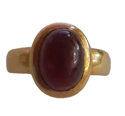 Bague en or jaune 18 K (750/oo) centrée d'un...