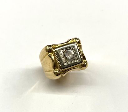 CHEVALIERE en or jaune 18K (750/1000e) sertie...