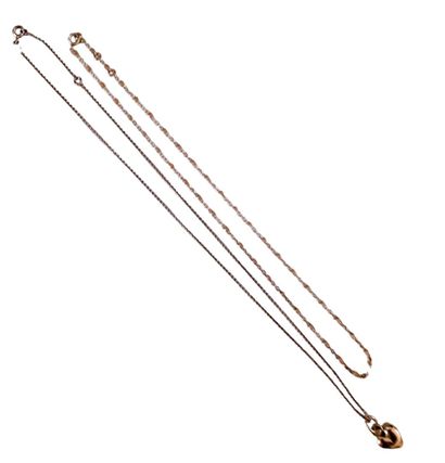 Lot de trois colliers en argent comprenant...