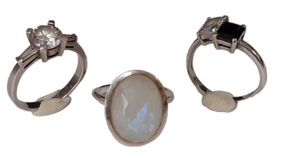 Lot de trois bagues en argent sertie de pierres...