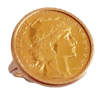BAGUE en or jaune 18K (750/1000e) sertie...