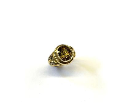 BAGUE en or jaune 18K (750/1000e) sertie...