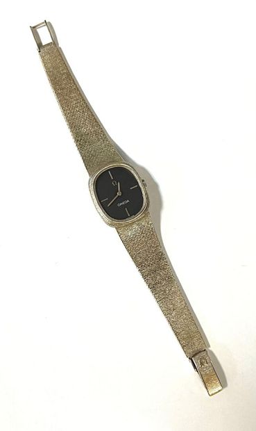 OMEGA

Montre de dame en or gris à cadran...
