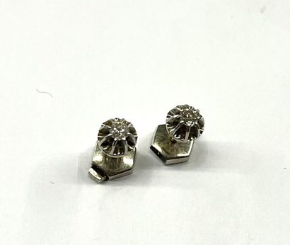 PAIRE DE PUCES D'OREILLES en or gris 18k...