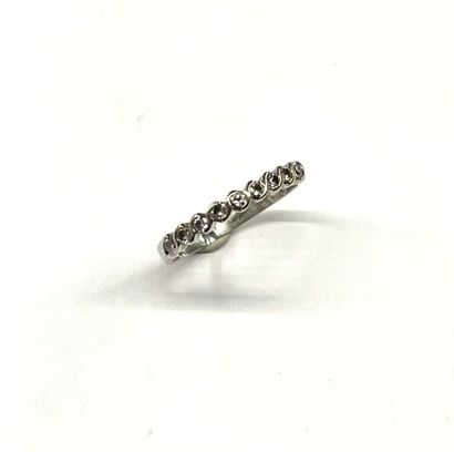 DEMI-ALLIANCE AMERCAINE en or gris 18k (750/1000e)...