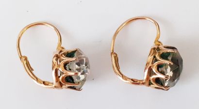 Paire de DORMEUSES en or jaune 18 K (750/oo)...