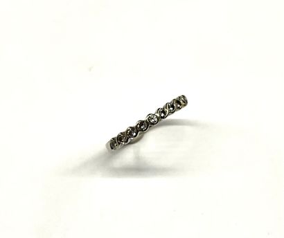 DEMI-ALLIANCE AMERCAINE en or gris 18k (750/1000e)...