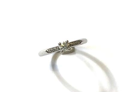 BAGUE SOLITAIRE en or gris 18K (750/1000e)...