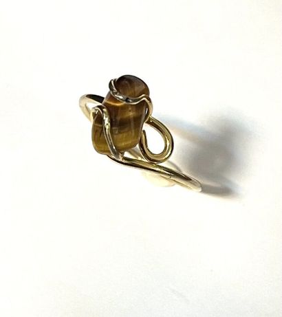BAGUE MODERNISTE en métal doré ajouré retenant...