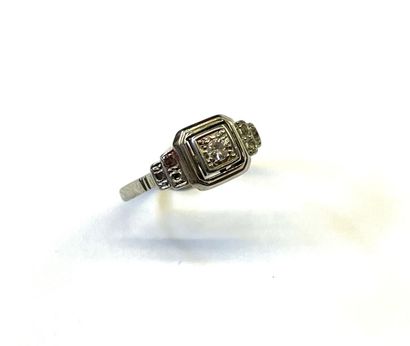Bague solitaire en or blanc et platine surmontée...