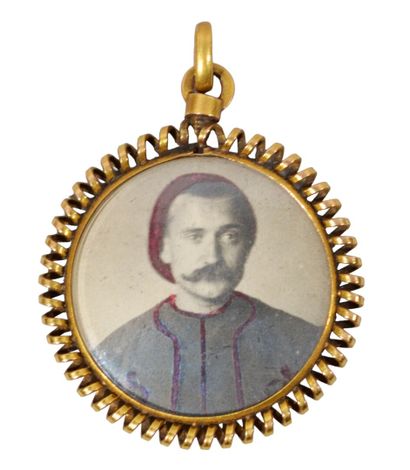 MEDAILLON PORTE-PHOTOS en or jaune 18K (750/1000e).

Poids...