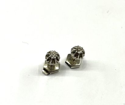 PAIRE DE PUCES D'OREILLES en or gris 18k...
