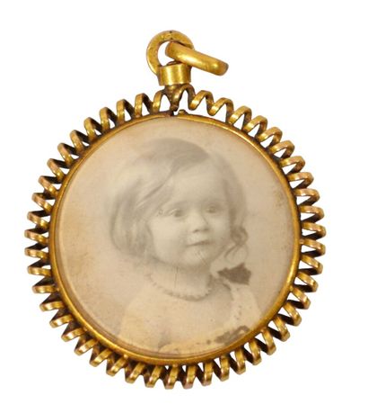 MEDAILLON PORTE-PHOTOS en or jaune 18K (750/1000e).

Poids...