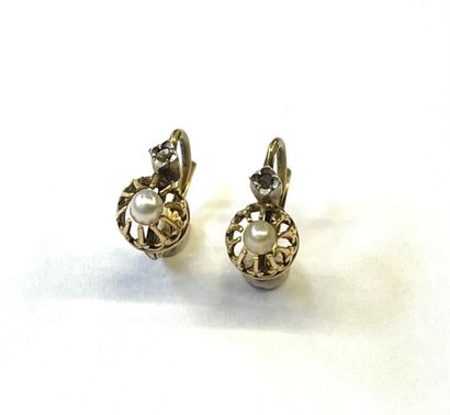Paire de dormeuses en or jaune 18 K (750/oo)...