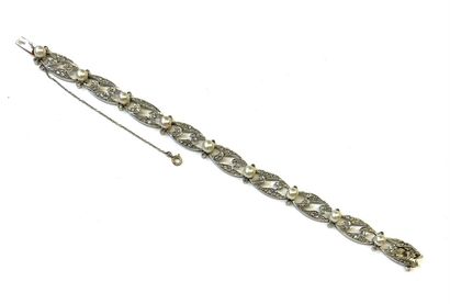 BRACELET en or gris 18k (750/1000e) à décor...