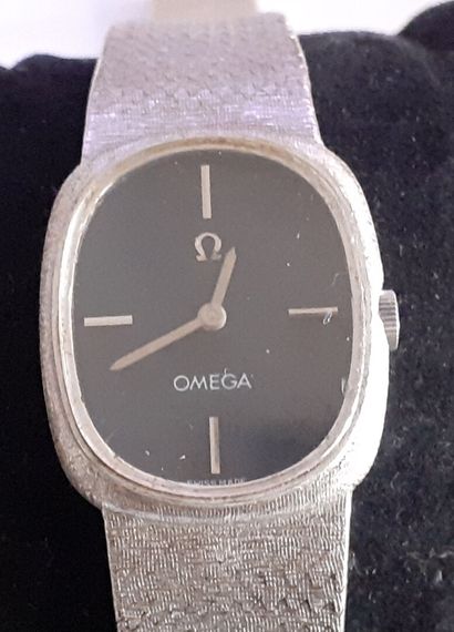 OMEGA

Montre de dame en or gris à cadran...