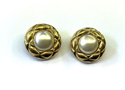 CHANEL

Clips d'oreille en métal doré à décor...
