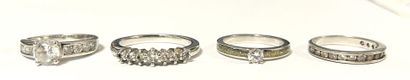 Lot de quatre bagues en argent sertie de...