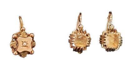 Paire de dormeuses en or jaune 18 K (750/oo)...