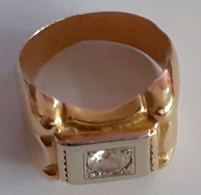 CHEVALIERE en or jaune 18K (750/1000e) sertie...
