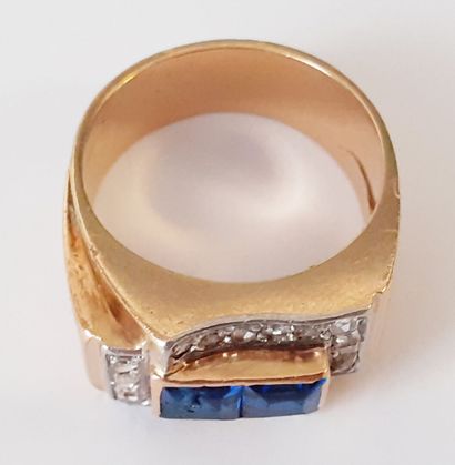 Bague TANK faisant chevalière en or jaune...
