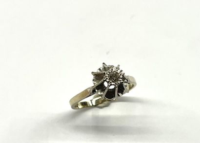 BAGUE en or gris 18K (750/1000e) serti d'un...