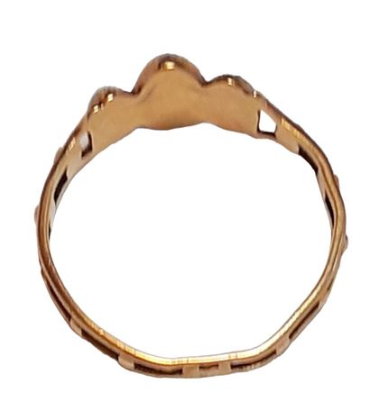 BAGUE en or jaune 18K (750/1000e) à décor...
