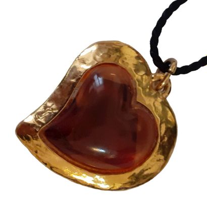 YVES SAINT LAURENT

Pendentif en métal doré...