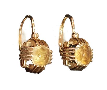 Paire de dormeuses en or jaune 18 K (750/oo)...