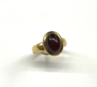 Bague en or jaune 18 K (750/oo) centrée d'un...