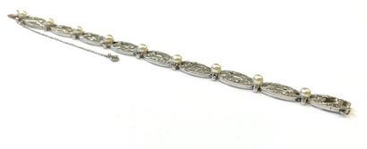 BRACELET en or gris 18k (750/1000e) à décor...
