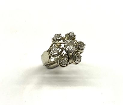 Bague FLEUR en or blanc 18 K (750/oo) et...
