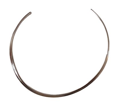Lot de trois colliers en argent comprenant...