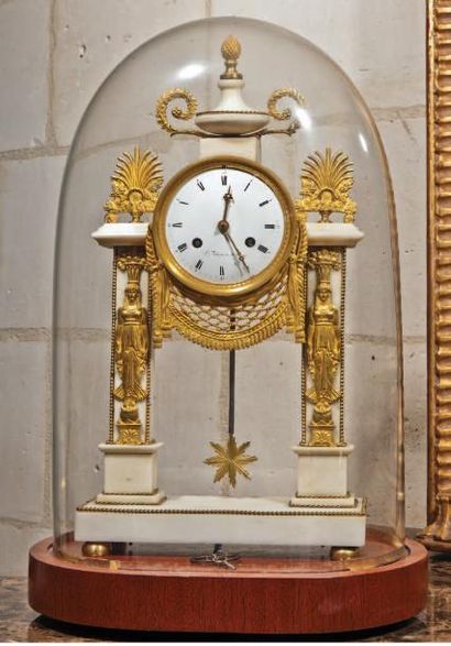 Pendule portique en marbre et bronze doré....