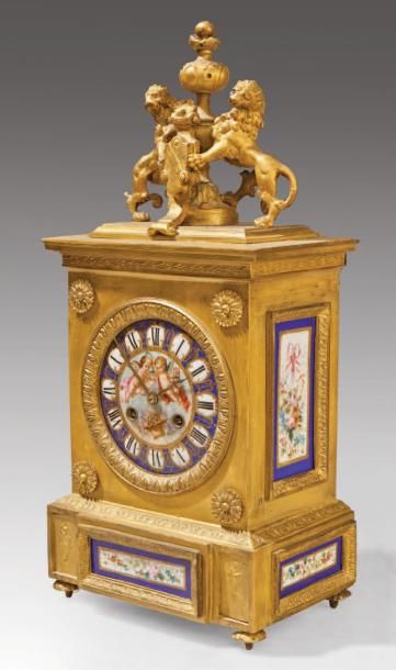 Pendule en bronze doré et plaques de porcelaine....