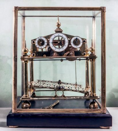Pendule à trois cadrans. Mécanisme à bille...