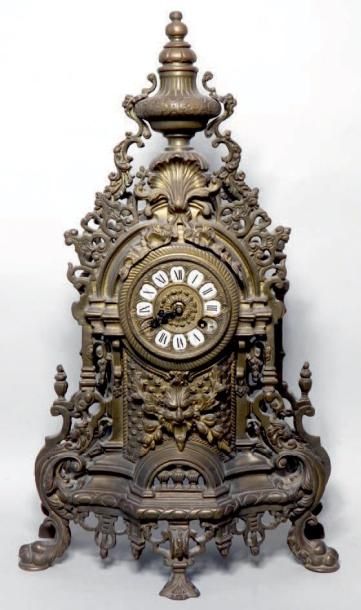 Pendule en bronze doré. (Manques). Style...