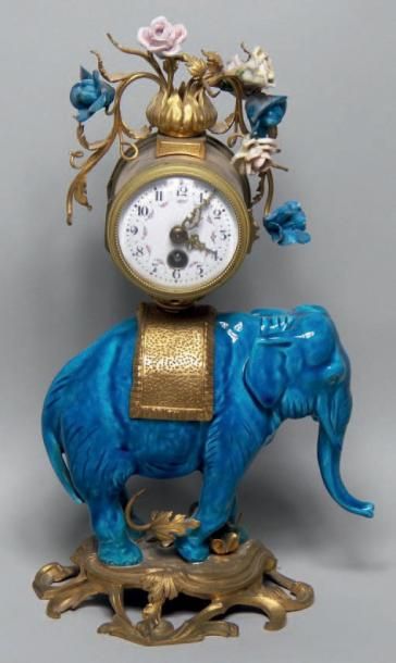 Pendule éléphant en porcelaine turquoise...