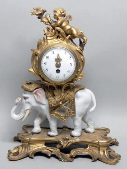 Pendule éléphant en porcelaine blanche et...
