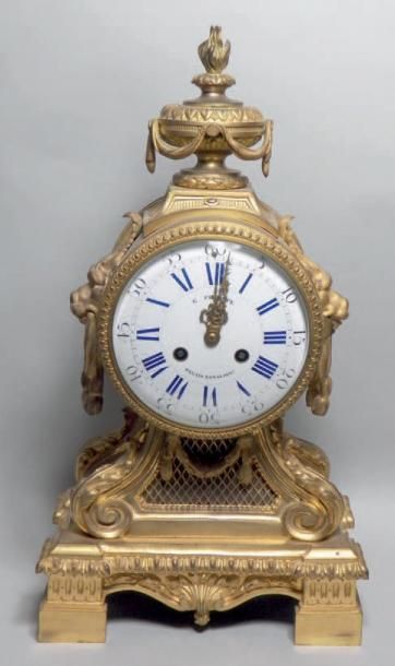 Pendule en bronze doré. Cadran marqué G....