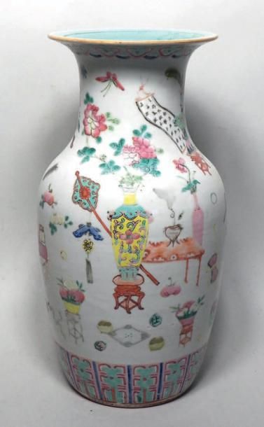 Vase en porcelaine. Canton - Fin du XIXe...