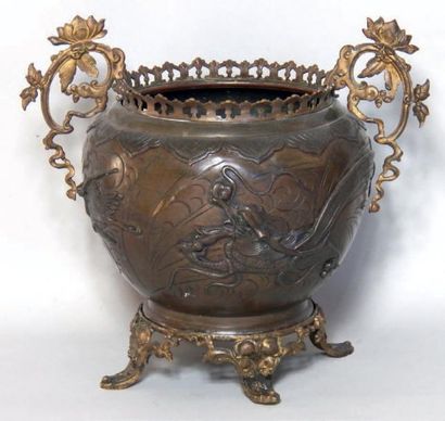 SATSUMA
Vase en porcelaine avec monture....